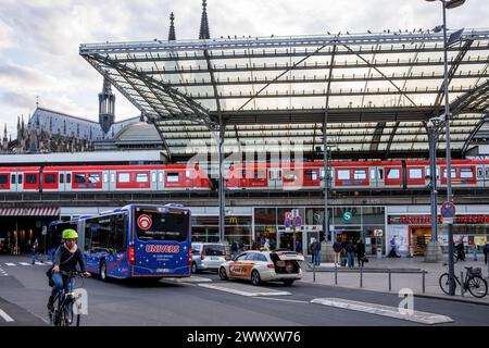 Eingang des Hauptbahnhofs am Breslauer Platz, im Hintergrund der Dom, Köln, Deutschland. Eingang zum Hauptbahnhof am Breslauer Platz, Stockfoto