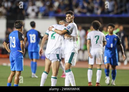 Manila, Philippinen. März 2024. Rebin Sulaka (Front L) des Irak feiert mit seinem Teamkollegen nach dem Gewinn des Gruppenspiels F der FIFA Fussball-Weltmeisterschaft 2026 in der asiatischen Qualifikation zwischen den Philippinen und dem Irak am 26. März 2024 in Manila auf den Philippinen. Quelle: Rouelle Umali/Xinhua/Alamy Live News Stockfoto