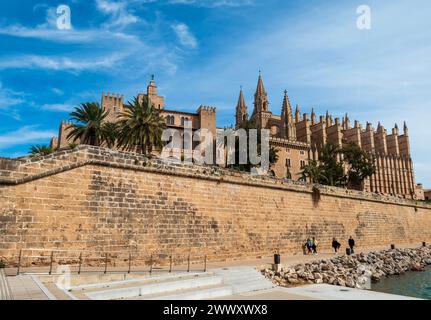 Kathedrale Santa Maria, La Seu, links Almudaina Palast, Palma de Mallorca, Mallorca, Balearen, Spanien Stockfoto