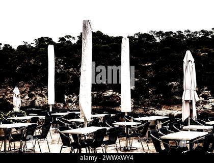 Leere Restaurantterrasse in der Nebensaison in Cala Figuera bei Santanyi, Mallorca, Balearen, Spanien Stockfoto