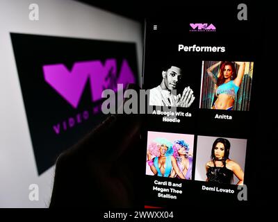 Person, die ein Mobiltelefon hält, mit der Webseite der Preisverleihung MTV Video Music Awards (VMA) vor dem Logo. Konzentrieren Sie sich auf die Mitte des Telefondisplays. Stockfoto