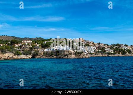 Blick von der Bucht von Cala Fornells zu Ferienwohnungen in Paguera oder Peguera, Gemeinde Calvia, Mallorca, Balearen, Spanien Stockfoto