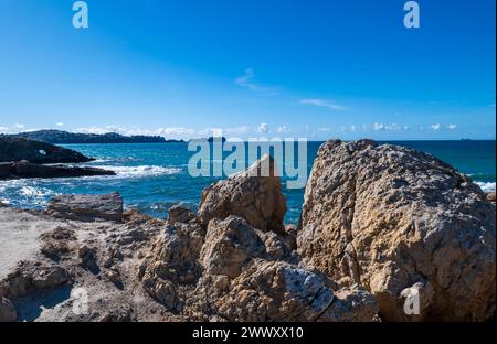 Blick vom Strand Playa La Romana in Paguera oder Peguera, Gemeinde Calvia, Mallorca, Balearen, Spanien Stockfoto