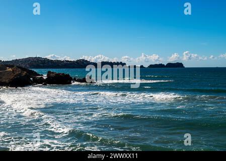 Blick vom Strand Playa La Romana in Paguera oder Peguera, Gemeinde Calvia, Mallorca, Balearen, Spanien Stockfoto