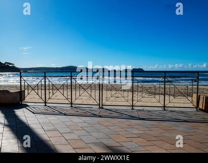 Blick von der Strandpromenade an Playa Palmira in Paguera oder Peguera, Gemeinde Calvia, Mallorca, Balearen, Spanien Stockfoto