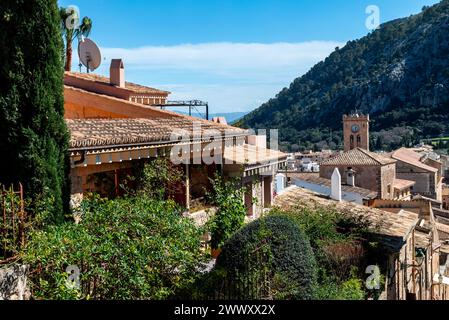 Blick über die Dächer in der Altstadt von Pollenca oder Pollensa, Serra de Tramuntana, Mallorca, Balearen, Spanien Stockfoto