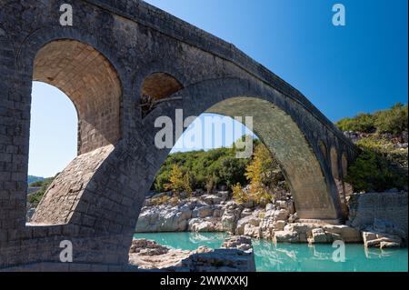 Blick auf eine Steinbrücke von Templa, erbaut im 19. Jahrhundert, eines der schönsten Beispiele traditioneller Architektur in Mittelgriechenland Stockfoto