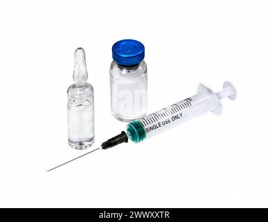 Medizinische Spritze und Ampullen isoliert auf weißem Hintergrund Stockfoto