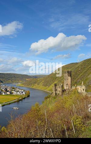 Blick auf die Ruine von Schloss Metternich bei Beilstein und das Weindorf Ellenz-Poltersdorf, Ellenz Bezirk, blauer bewölkter Himmel, Mosel Stockfoto