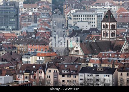 Blick auf die Stadt mit katholischer Kirche St. Elisabeth, Schwabstraße und Schwabtunnel, dichter Bebauung und Dächern im Stadtteil West, Stuttgart Stockfoto