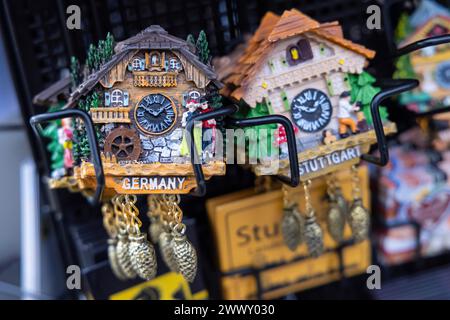 Souvenirs aus Deutschland, Kuckucksuhr als kitschiges Souvenir aus Stuttgart, Baden-Württemberg Stockfoto