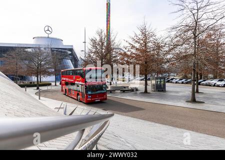 Stuttgrt Stadtbesichtigung. Stadtbesichtigung in einem roten Doppeldecker. Stadtblick von Stuttgart vor der Mercedes Benz World in Bad Cannstatt, Stuttgart Stockfoto