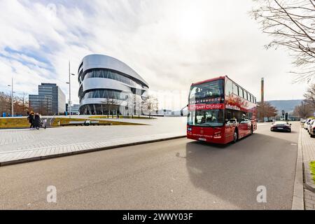 Stuttgrt Stadtbesichtigung. Stadtbesichtigung in einem roten Doppeldecker. Stadtblick auf Stuttgart vor dem Mercedes-Benz Museum und der Mercedes Benz Welt in Bad Stockfoto