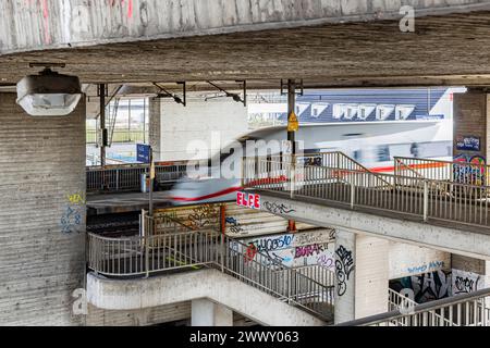 Kurt-Schumacher-Brücke Mannheim über den Rhein mit EIS, Architekturstil Brutalismus, Mannheim, Baden-Württemberg, Deutschland Stockfoto