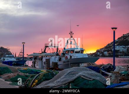 Fischerboote und Fischernetze bei Sonnenuntergang im Fischerhafen von Port d'Andratx, Serra de Tramuntana, Mallorca, Balearen, Spanien Stockfoto