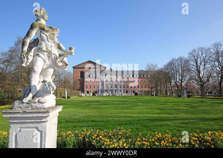 Kurfürstliches Schloss und Konstantinusbasilika mit Schlosspark und weißer Skulptur im Frühjahr und blühenden Narzissen, Blumenbeet, Trier Stockfoto