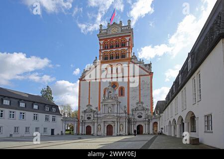 Vorhof mit romanischer Matthiaskirche und Benediktinerabtei, Trier, Rheinland-Pfalz, Deutschland Stockfoto