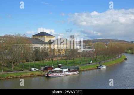 Blick über die Saar mit Schiff zum Staatstheater, Saarufer, Saarbrücken, Saarland, Deutschland Stockfoto