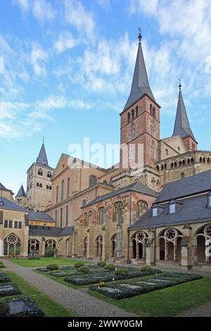 Innenhof mit Gräbern und Kreuzgang, UNESCO-Petersdom, Trier, Rheinland-Pfalz, Deutschland Stockfoto