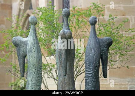 Skulptur drei Engel von Ernst Steinacker 1993, Moderne Kunst, Bronze, Innenhof, Kreuzgang, zum UNESCO-Weltkulturerbe gehörender Petersdom, Trier Stockfoto