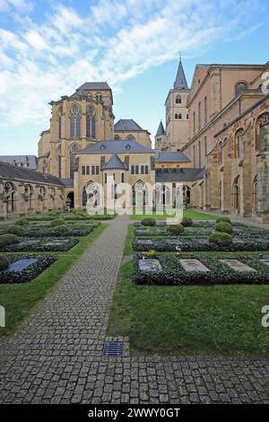 Innenhof mit Gräbern und Klosterkirche unserer Lieben Frau und UNESCO-Petersdom, Trier, Rheinland-Pfalz, Deutschland Stockfoto