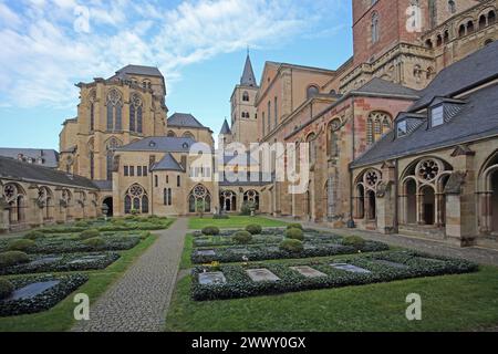 Innenhof mit Gräbern und Kreuzgang, Marienkirche und UNESCO-Petersdom, Trier, Rheinland-Pfalz, Deutschland Stockfoto