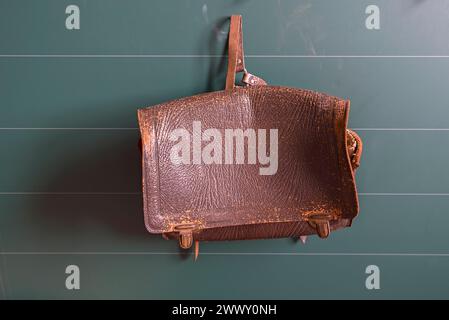 Schultasche aus Leder hängt in einem Klassenzimmer aus dem 19. Jahrhundert, Freilichtmuseum für Volkskunde Schwerin-Muess, Mecklenburg-Vorpommerm, Deutschland Stockfoto