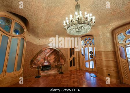 Kamin in der Studie, Casa Batllo, Apartmenthaus von Antoni Gaudi, Passeig de Gracia, Barcelona, Katalonien, Spanien Stockfoto