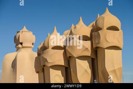 Dach mit Schornsteinen, La Pedrera, Casa Mila von Antoni Gaudi, Barcelona, Katalonien, Spanien Stockfoto