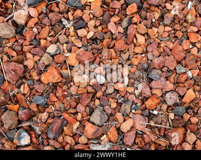 Rote und graue Felsen auf dem Boden Stockfoto