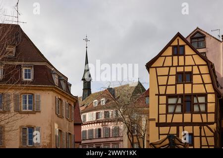 Fassaden historischer Häuser mit kleinem Turm und Fachwerkhaus in der Altstadt von Colmar, Departement Haut-Rhin, Grand Est, Frankreich Stockfoto