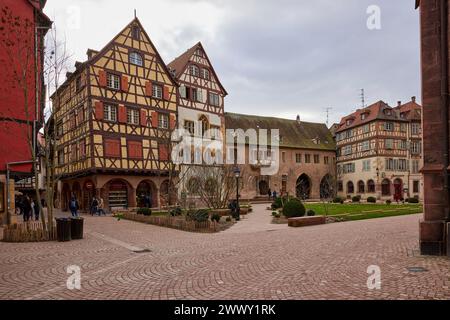 Fachwerkhäuser Place de la Cathedrale in der Altstadt von Colmar, Departement Haut-Rhin, Grand Est, Frankreich Stockfoto