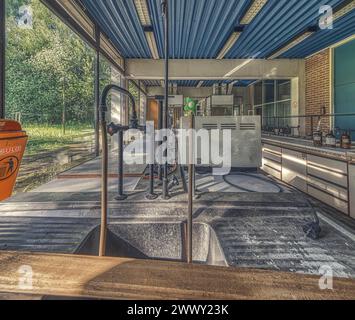 Staubige Laborgeräte und Arbeitsflächen in einem verlassenen Raum, Institut für Molekularbiologie, Lost Place, Sint-Genesius-Rode, Provinz Stockfoto