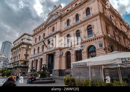 Neapel, Italien - 10. April 2022: Der Palazzo della Borsa ist ein monumentaler Palast aus dem 19. Jahrhundert auf der Piazza des gleichen Namens in Neapel, Kampanien Stockfoto