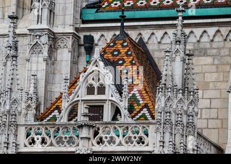 Die katholische Kirche Matthias und ihre Details, Budapest, Ungarn, ein muss für einen Besuch. Gotische Architektur und dekorative, farbenfrohe, kraftvolle Stilrichtung, Stockfoto