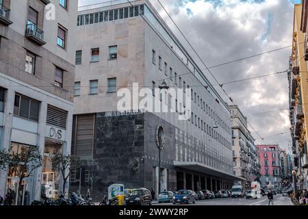 Neapel, Italien - 10. April 2022: Der Palazzo delle Poste, Postpalast auf der Piazza Matteotti im Zentrum von Neapel ist ein Beispiel für Architektur Stockfoto