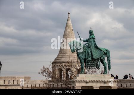 Fischerbastei in Budapest (ungarisch: Halszbstya), Struktur mit sieben Türmen, die die Magyar-Stämme darstellen, ein neoromanischer Edelstein Stockfoto