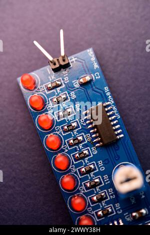 Eine Leiterplatte mit Funkelementen. LEDs und Chips. Ein Set zum Löten eines Amateurfunks. Stockfoto