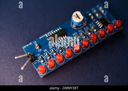 Eine Leiterplatte mit Funkelementen. LEDs und Chips. Ein Set zum Löten eines Amateurfunks. Stockfoto