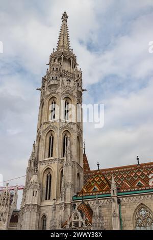 Die katholische Kirche Matthias und ihre Details, Budapest, Ungarn, ein muss für einen Besuch. Gotische Architektur und dekorative, farbenfrohe, kraftvolle Stilrichtung, Stockfoto