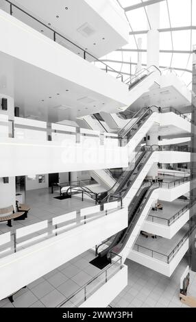 Rolltreppen im modernen Einkaufszentrum. 3D-Design-Rendering Stockfoto