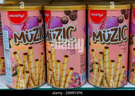 Econsave, Kampar, Perak - 27. März 2024 : Munchy's Wafer Rolls in Packaging. Creme mit Schokoladengeschmack Stockfoto