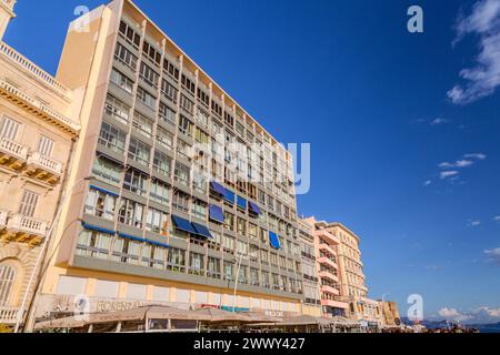 Neapel, Italien - 10. April 2022: Wohngebäude entlang der Küste von Neapel, Kampanien, Italien. Stockfoto