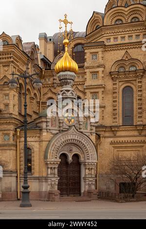 Eintritt in die Kirche der Himmelfahrt der Heiligen Jungfrau Maria in St. Petersburg, Russland. Stockfoto