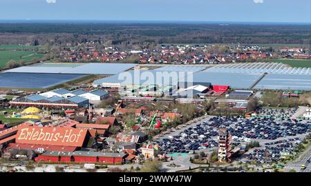 DEU: Erdbeer-König Robert Dahl geht nach Kalifornien RÖVERSHAGEN/ROSTOCK, DEUTSCHLAND- 26.März: Dieses Luftbild zeigt die Firmenzentrale von Karls Erlebnishof in Rövershagen bei Rostock am 26.März 2024 in Mecklenburg-Vorpommern, Deutschland .das Familien- Unternehmen Karls Erlebnisdorf ist ein Freizeitpark für die ganze Familie. 1000 Beschäftigte, 150 Mio. EUR Umsatz. In Deutschland gibt es sieben Erlebnisdörfer, jetzt will der Inhaber und Betreiber Robert Dahl in die USA expandieren. Ein passendes Grundstück ist schon in der Stadt Oxnard 100 km nordwestlich von Los Angeles in Ka Stockfoto