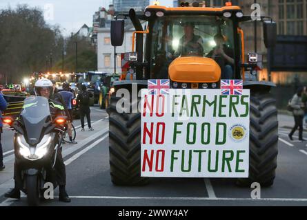 Ein Traktor führt eine Reihe anderer Traktoren an und zeigt während der Demonstration auf dem Parliament Square eine Plakette mit der Aufschrift ëNo Farmers No Food No Futureí. Die Bauern versammelten sich und fuhren mit mehr als 130 Traktoren auf dem Parlamentsplatz, um zu demonstrieren, dass die britische Nahrungsmittelproduktion nicht unterstützt wird. Stockfoto