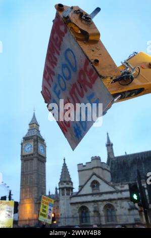 Während der Demonstration auf dem Parliament Square zeigt ein Landwirtschaftsfahrzeug eine Plakette mit der Aufschrift ëNo Farmers No Food No Futureí. Die Bauern versammelten sich und fuhren mit mehr als 130 Traktoren auf dem Parlamentsplatz, um zu demonstrieren, dass die britische Nahrungsmittelproduktion nicht unterstützt wird. Stockfoto