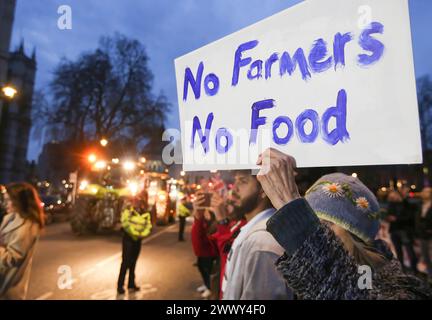 Ein Unterstützer hält während der Demonstration ein Plakat mit der Aufschrift ëNo Farmers No Foodí. Die Bauern versammelten sich und fuhren mit mehr als 130 Traktoren auf dem Parlamentsplatz, um zu demonstrieren, dass die britische Nahrungsmittelproduktion nicht unterstützt wird. Stockfoto