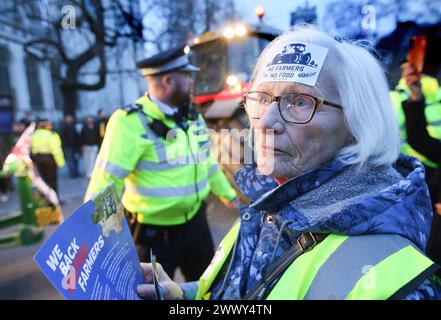 London, Großbritannien. März 2024. Polizisten halten Anhänger während der Kundgebung fern, während Traktoren am Parliament Square vorbeiströmen. (Foto von Martin Pope/SOPA Images/SIPA USA) Credit: SIPA USA/Alamy Live News Stockfoto