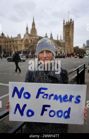 London, Großbritannien. März 2024. Ein Unterstützer hält ein Plakat mit der Aufschrift ëNo Farmers No Foodí während der Demonstration auf dem Parlamentsplatz. Die Bauern versammelten sich und fuhren mit mehr als 130 Traktoren auf dem Parlamentsplatz, um zu demonstrieren, dass die britische Nahrungsmittelproduktion nicht unterstützt wird. (Foto von Martin Pope/SOPA Images/SIPA USA) Credit: SIPA USA/Alamy Live News Stockfoto